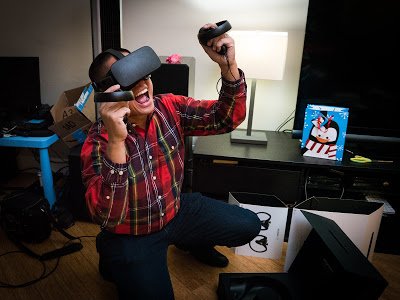 Guy enjoying free games on the oculus rift