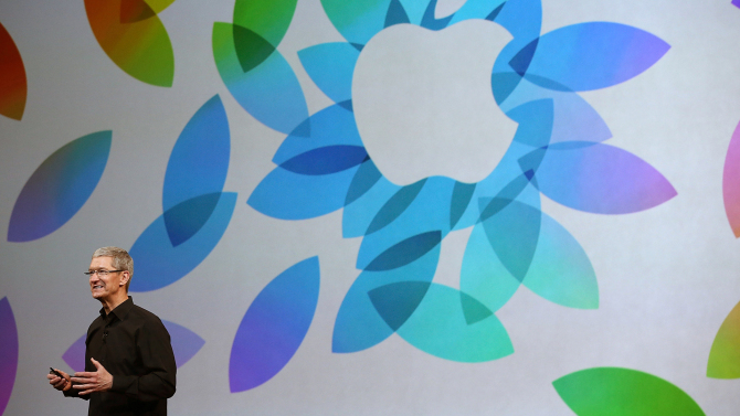 apple ceo tech Tim Cook Revealing VR For the Mac image description