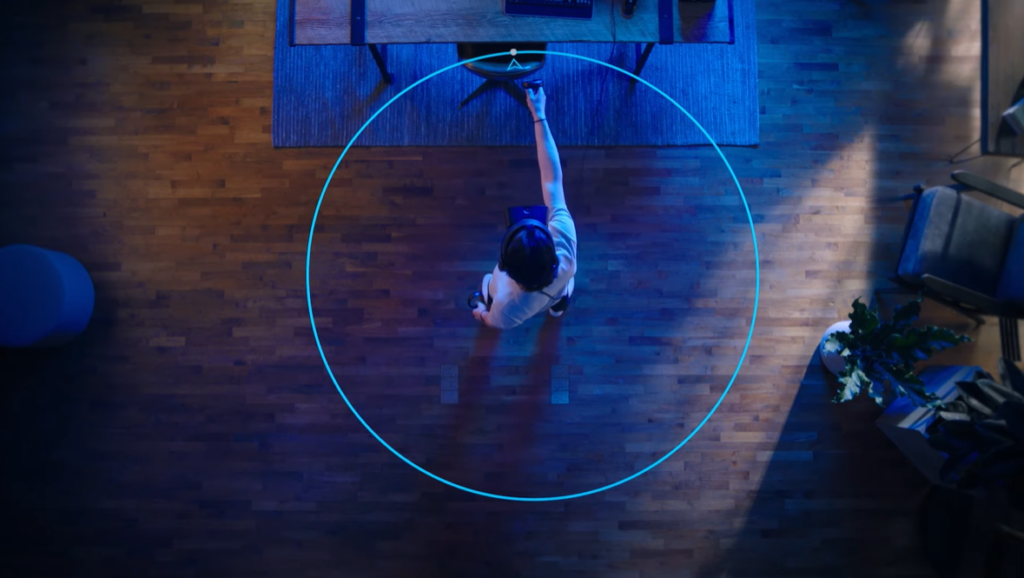 man drawing a virtual circle around him using oculus rift s